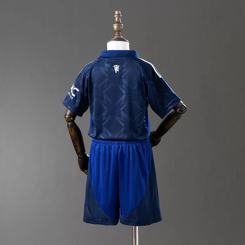 Tricou și pantaloni Manchester United 2024/25 pentru copii Tricou și pantaloni Manchester United 2024/25 pentru copii