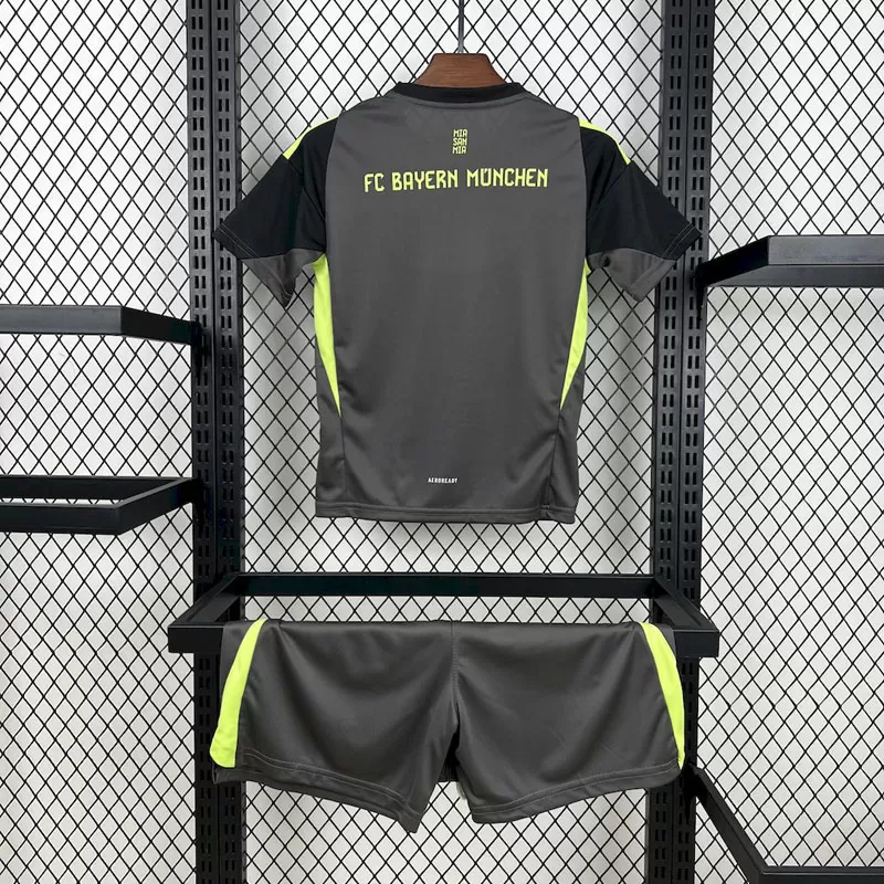 Bayern 2025-26 Kit Copii Portar - Tricou Gri-Negru și Șort Asortat