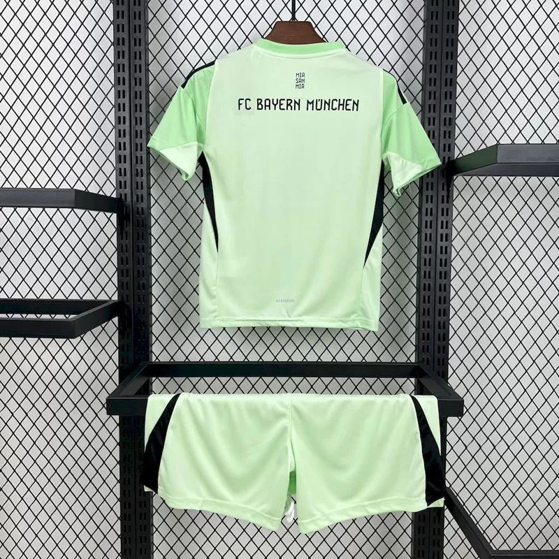 Echipament portar băieți Bayern 2025-26 Set tricou + pantaloni verzi