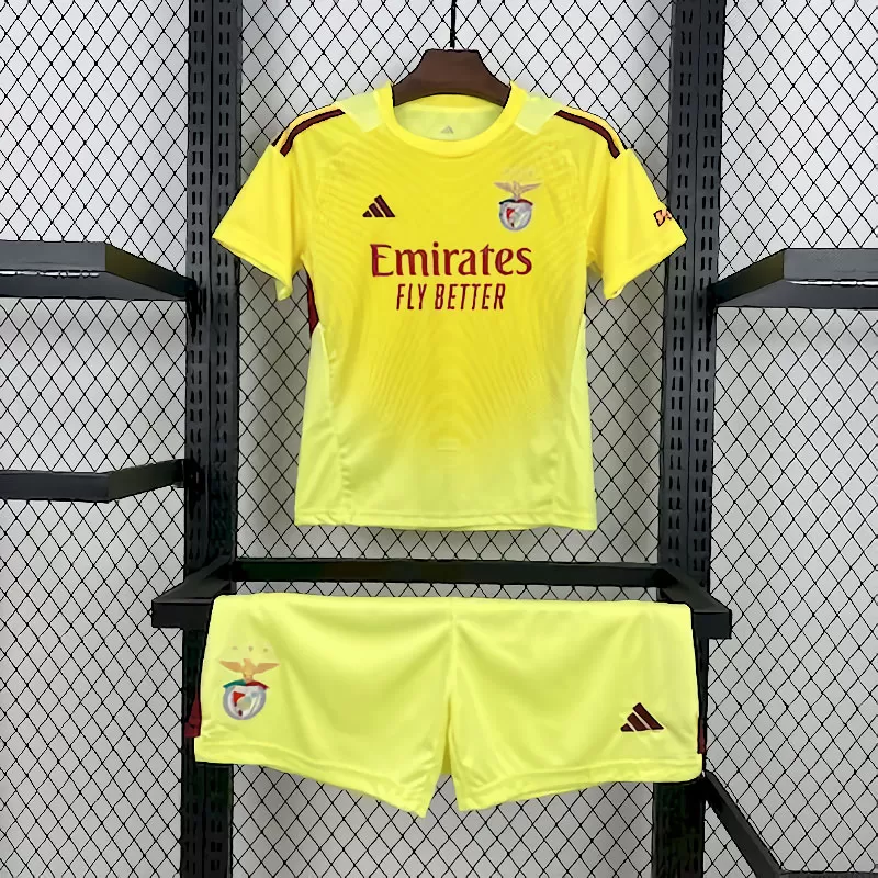 Echipament portar copii SL Benfica 2025/26 – tricou și pantaloni scurți galbeni