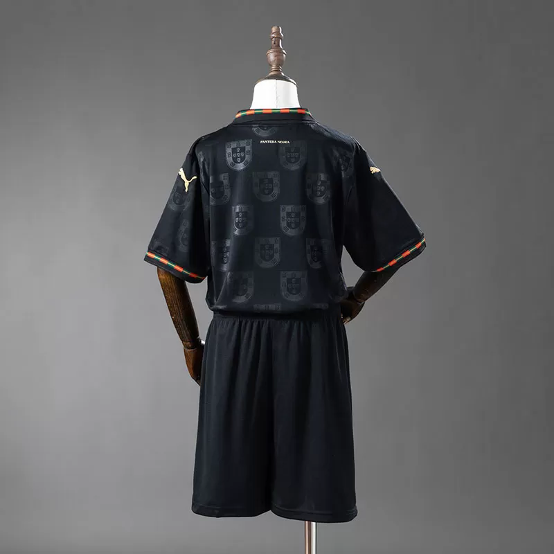 Tricou fotbal Portugal 2026 copii – ediție Eusébio negru cu șort Tricou fotbal Portugal 2026 copii – ediție Eusébio negru cu șort