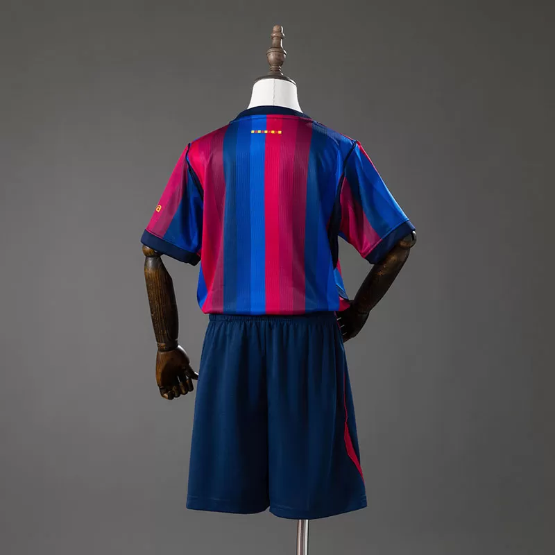 Cumpără Echipament FC Barcelona Copii 2026-27 Set Fotbal FC Barcelona 2026/27 pentru Copii – Echipament Acasă cu Șort